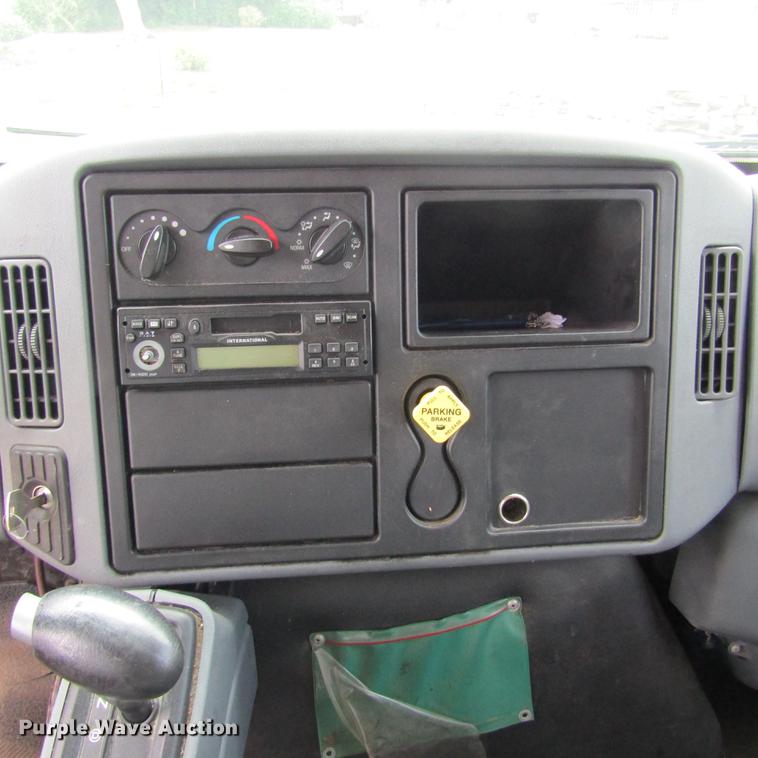 image for item DD2675 2005 International 4300 box ruck