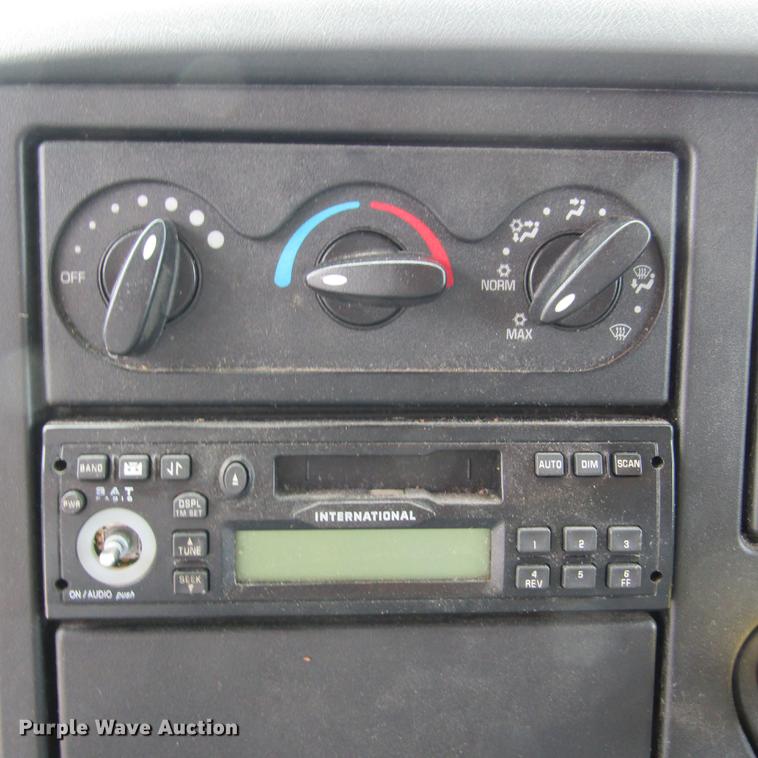 image for item DD2675 2005 International 4300 box ruck