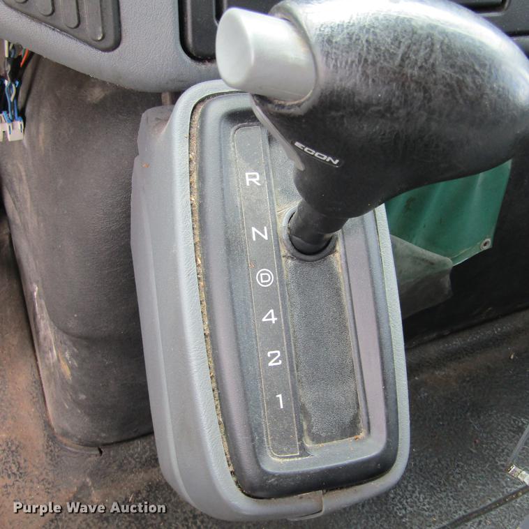 image for item DD2675 2005 International 4300 box ruck