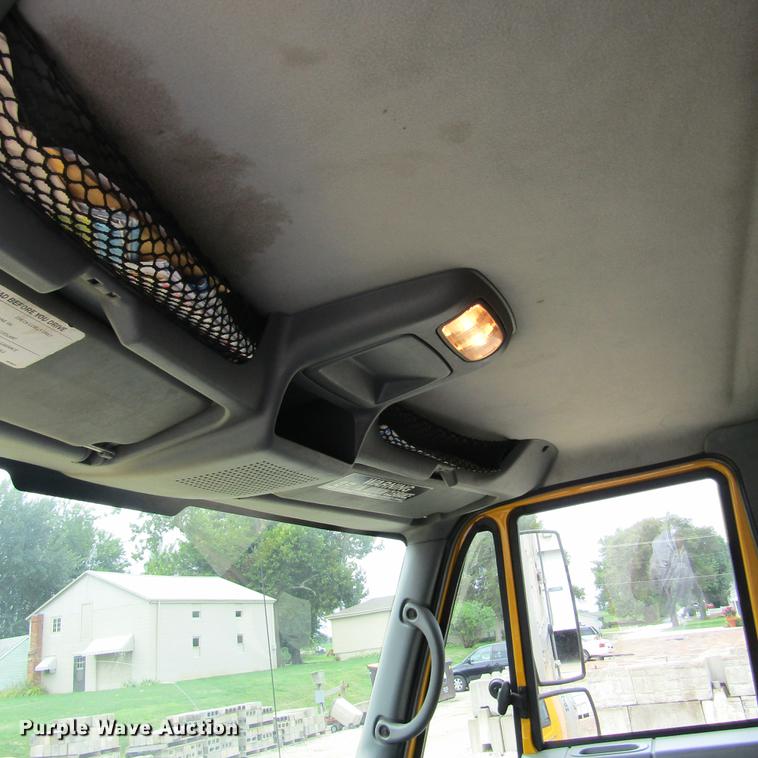 image for item DD2675 2005 International 4300 box ruck