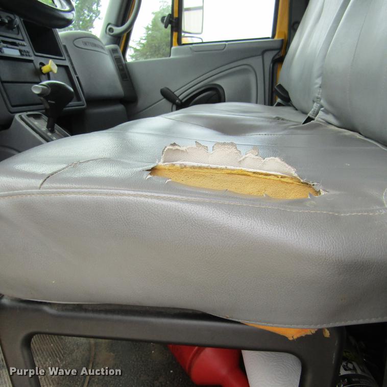 image for item DD2675 2005 International 4300 box ruck