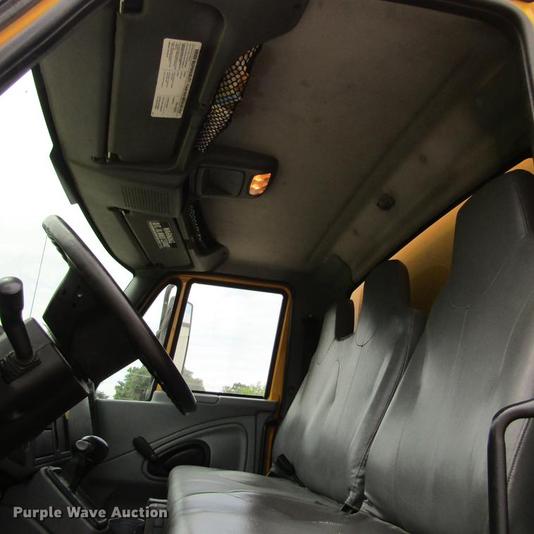 image for item DD2675 2005 International 4300 box ruck