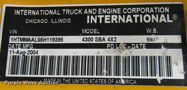 image for item DD2675 2005 International 4300 box ruck