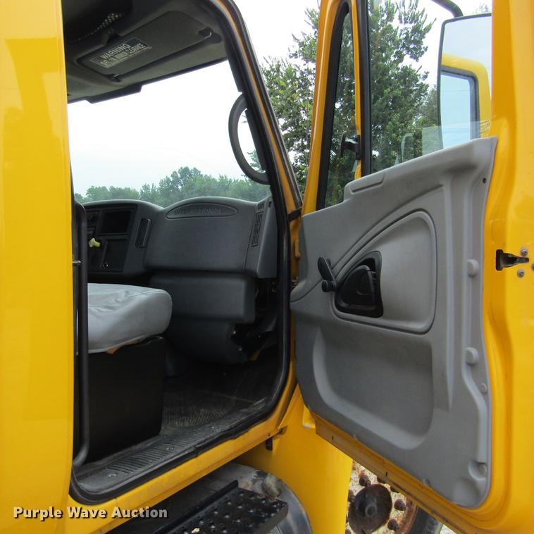 image for item DD2675 2005 International 4300 box ruck