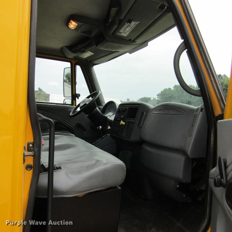 image for item DD2675 2005 International 4300 box ruck