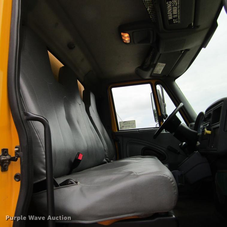 image for item DD2675 2005 International 4300 box ruck