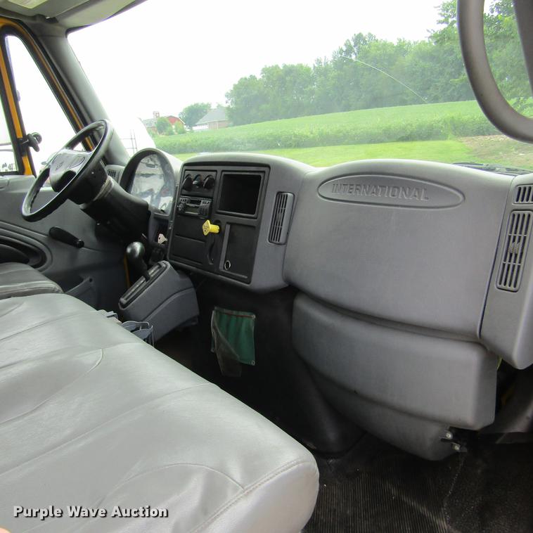 image for item DD2675 2005 International 4300 box ruck