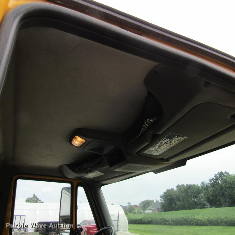 image for item DD2675 2005 International 4300 box ruck