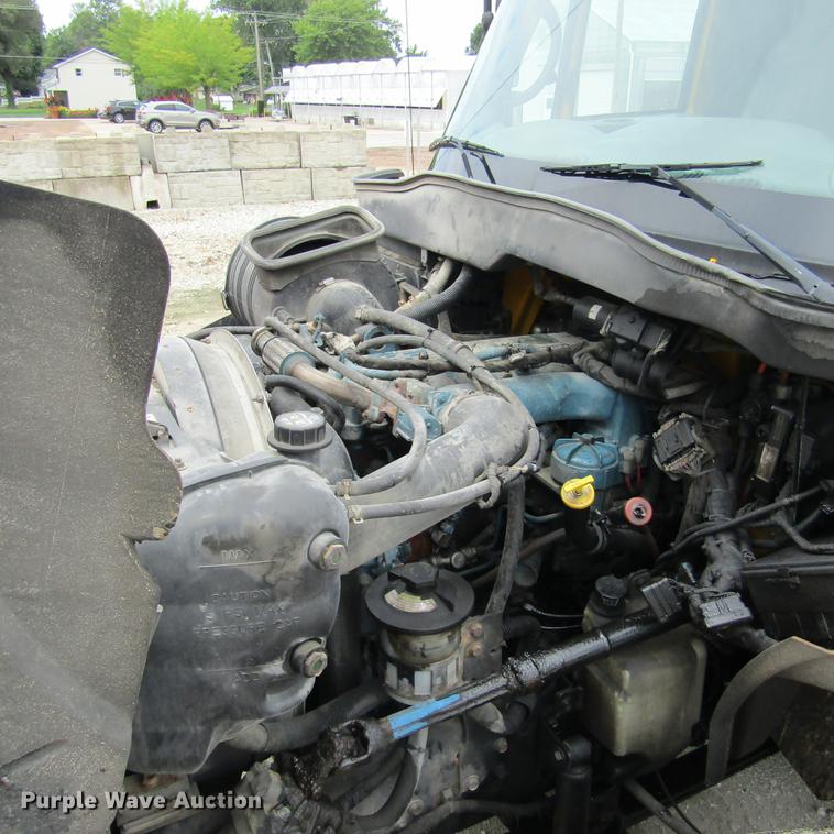 image for item DD2675 2005 International 4300 box ruck