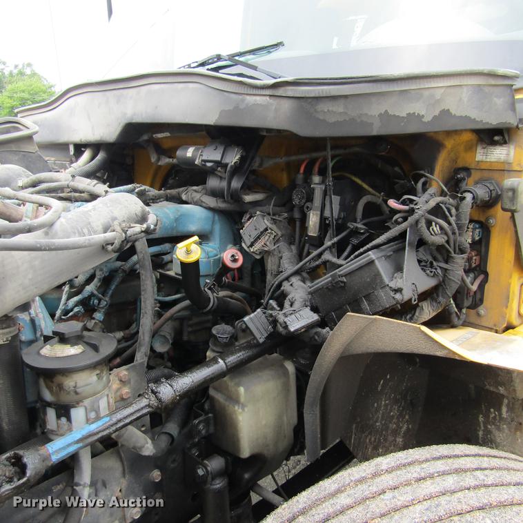 image for item DD2675 2005 International 4300 box ruck