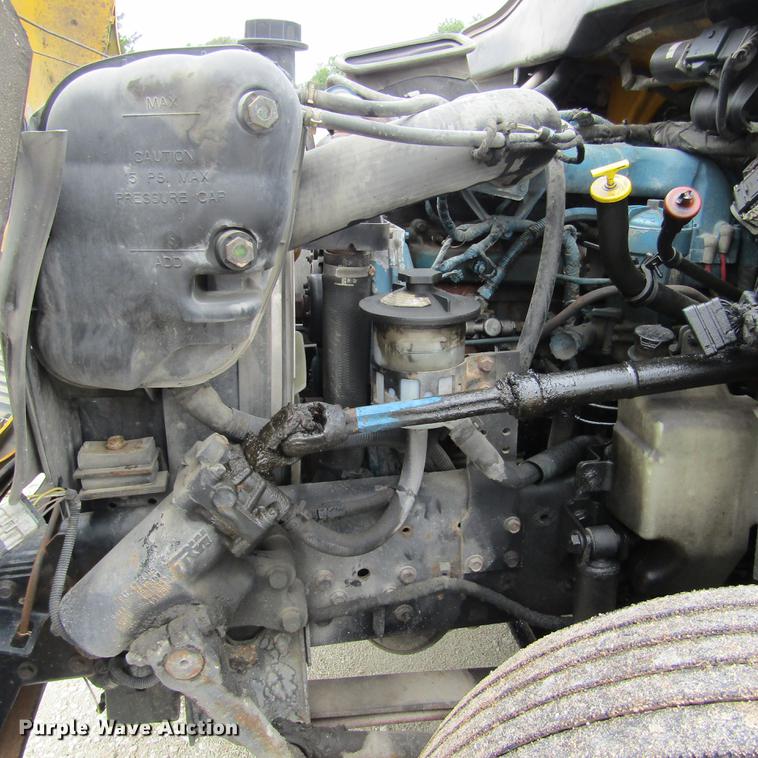 image for item DD2675 2005 International 4300 box ruck