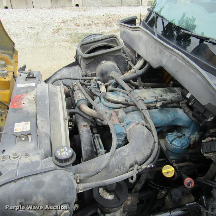 image for item DD2675 2005 International 4300 box ruck