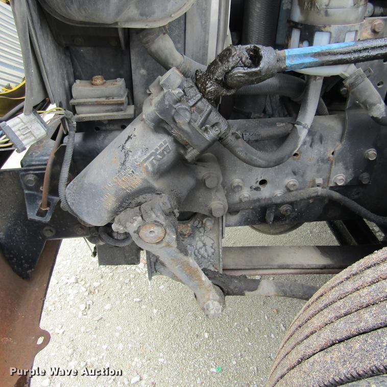 image for item DD2675 2005 International 4300 box ruck