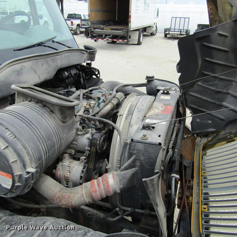 image for item DD2675 2005 International 4300 box ruck