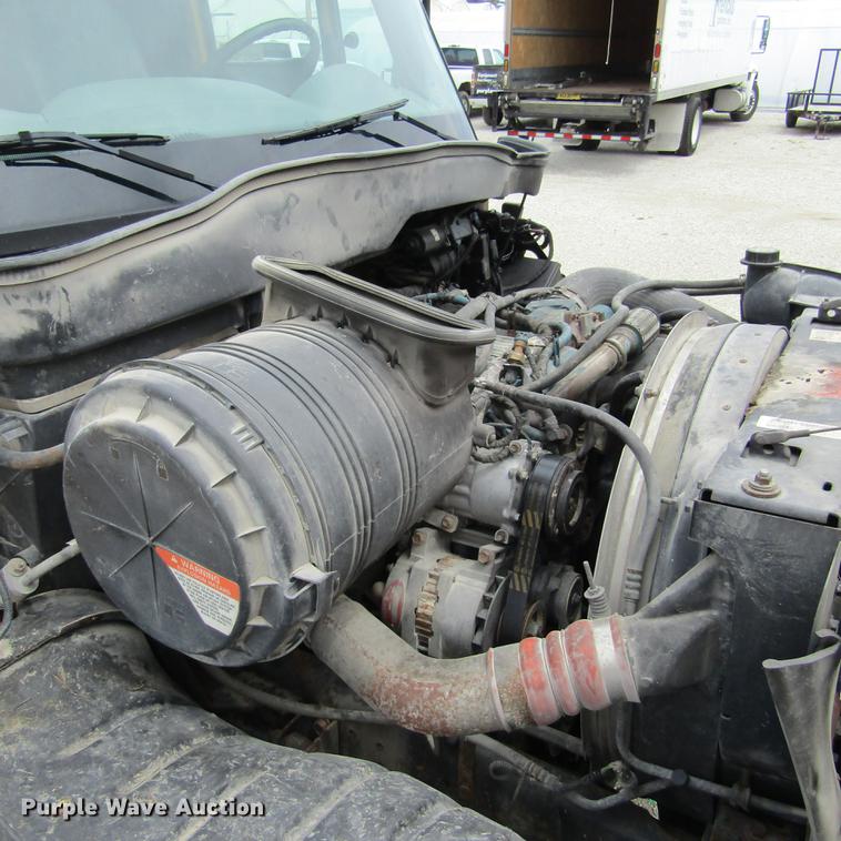 image for item DD2675 2005 International 4300 box ruck