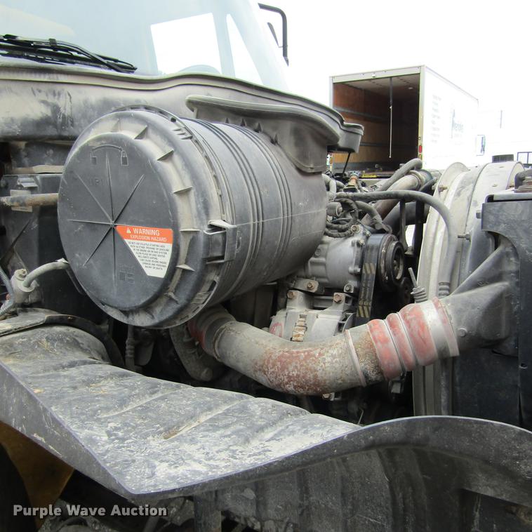 image for item DD2675 2005 International 4300 box ruck