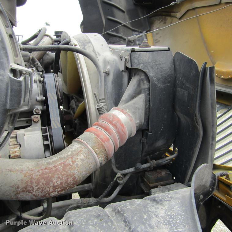 image for item DD2675 2005 International 4300 box ruck