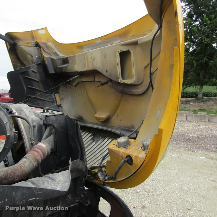 image for item DD2675 2005 International 4300 box ruck