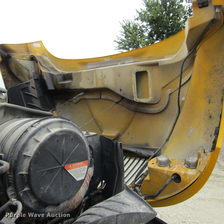 image for item DD2675 2005 International 4300 box ruck