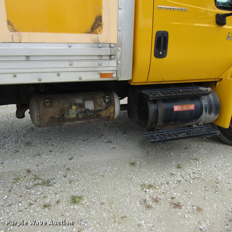 image for item DD2675 2005 International 4300 box ruck