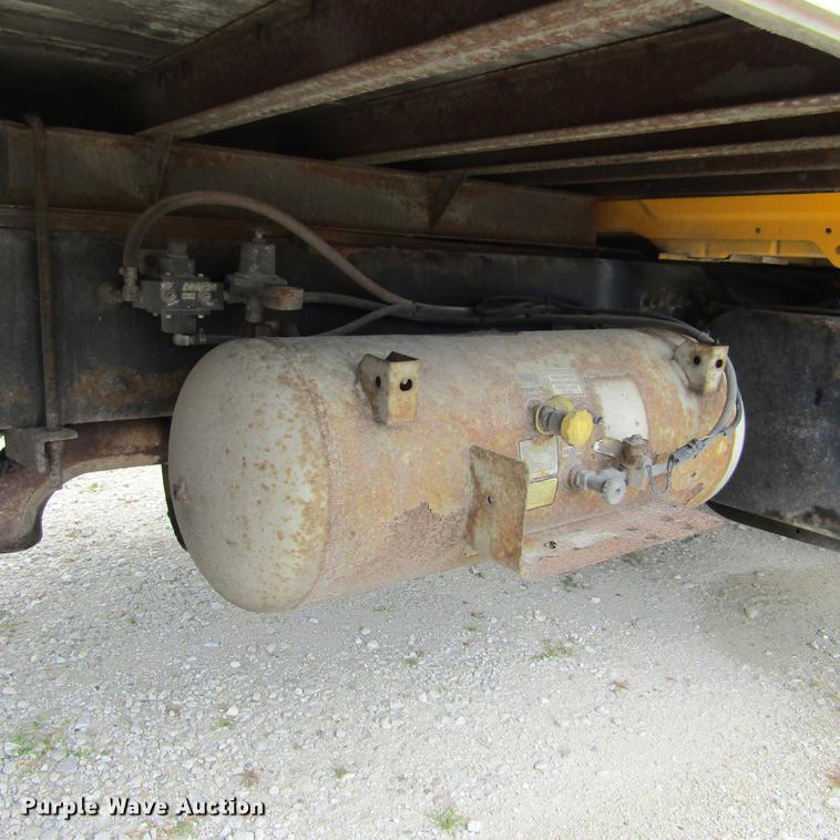 image for item DD2675 2005 International 4300 box ruck