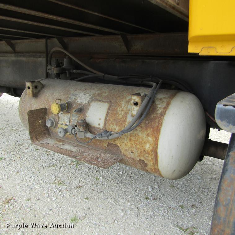 image for item DD2675 2005 International 4300 box ruck