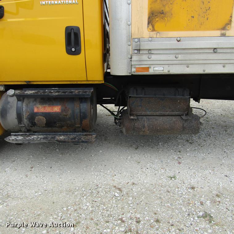 image for item DD2675 2005 International 4300 box ruck