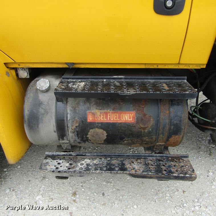 image for item DD2675 2005 International 4300 box ruck