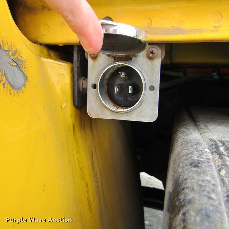 image for item DD2675 2005 International 4300 box ruck