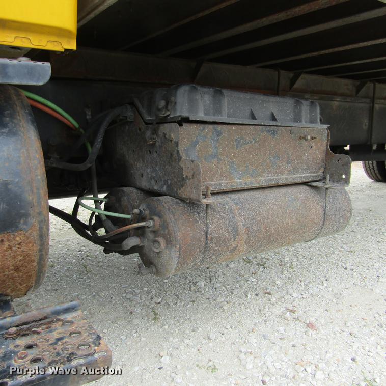 image for item DD2675 2005 International 4300 box ruck