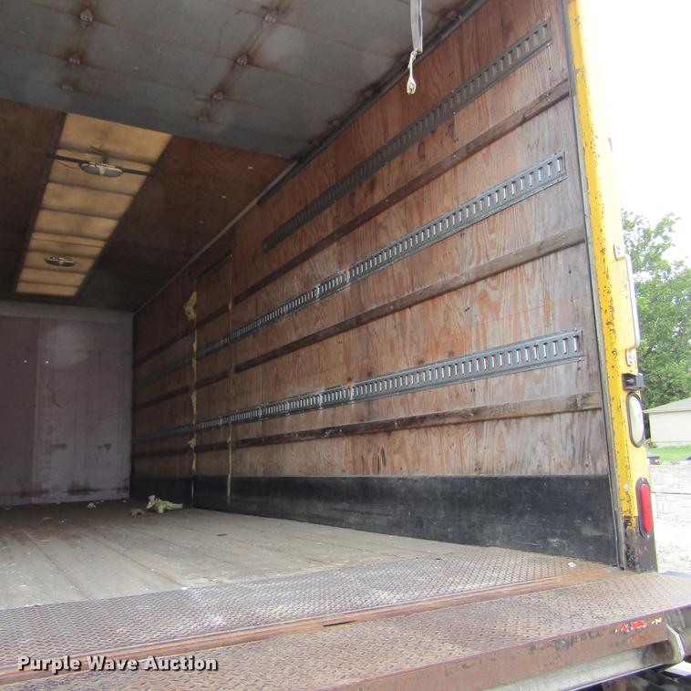 image for item DD2675 2005 International 4300 box ruck