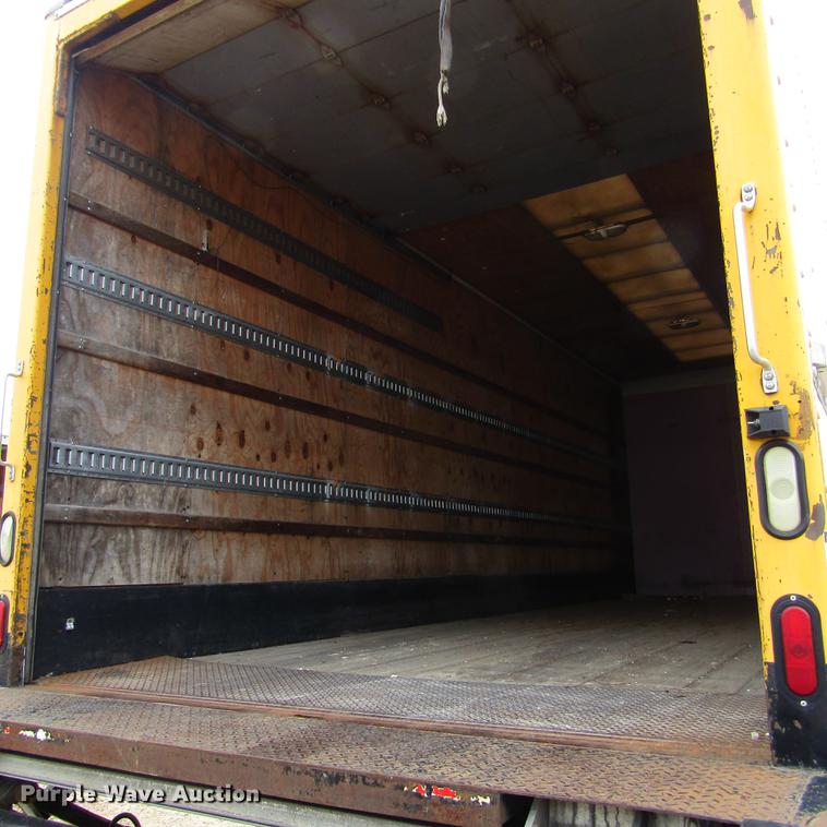 image for item DD2675 2005 International 4300 box ruck
