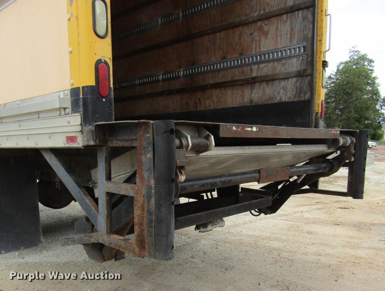 image for item DD2675 2005 International 4300 box ruck