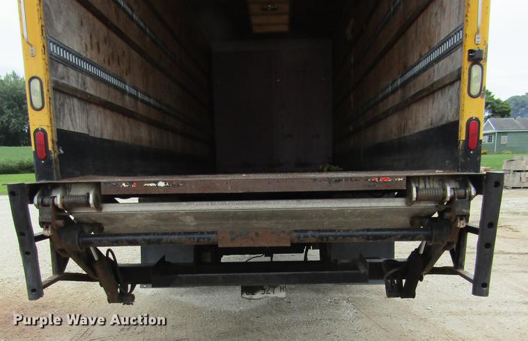 image for item DD2675 2005 International 4300 box ruck