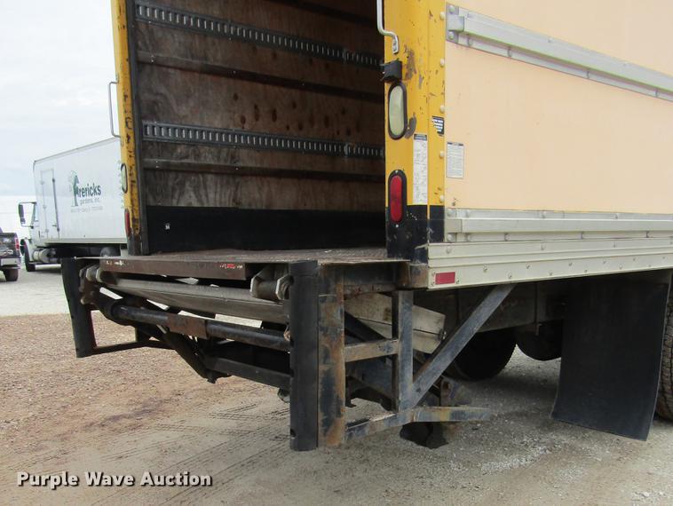 image for item DD2675 2005 International 4300 box ruck