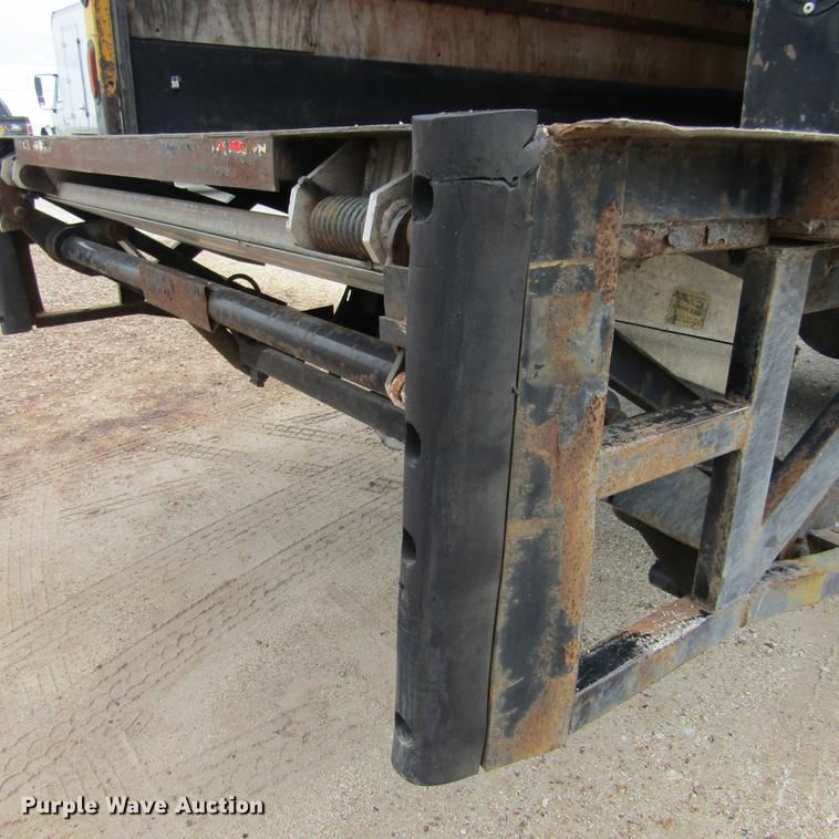 image for item DD2675 2005 International 4300 box ruck