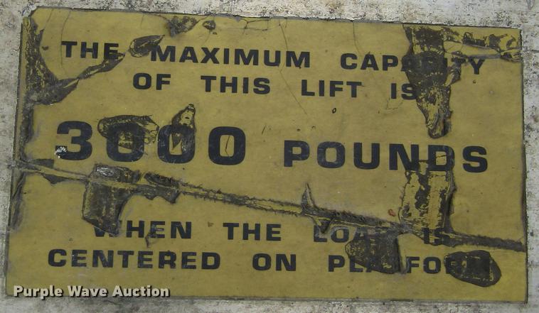 image for item DD2675 2005 International 4300 box ruck