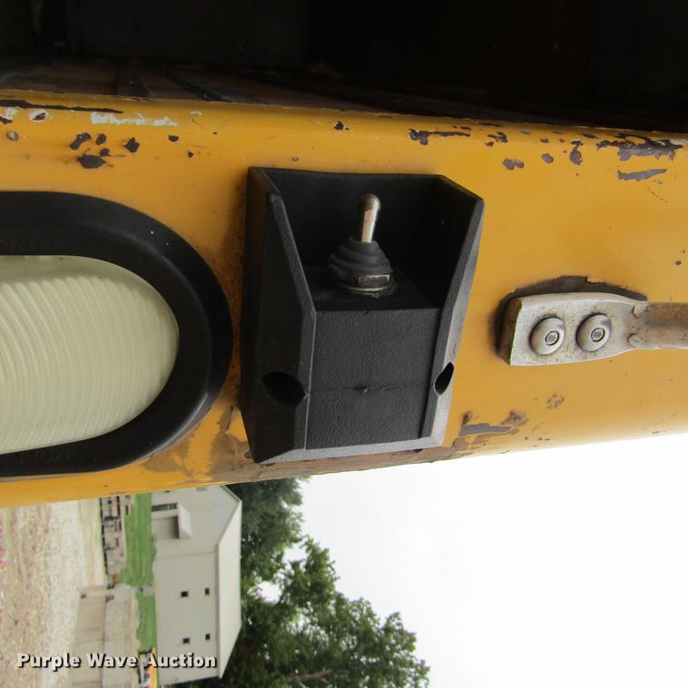 image for item DD2675 2005 International 4300 box ruck