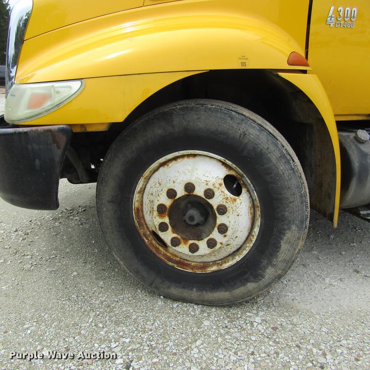 image for item DD2675 2005 International 4300 box ruck