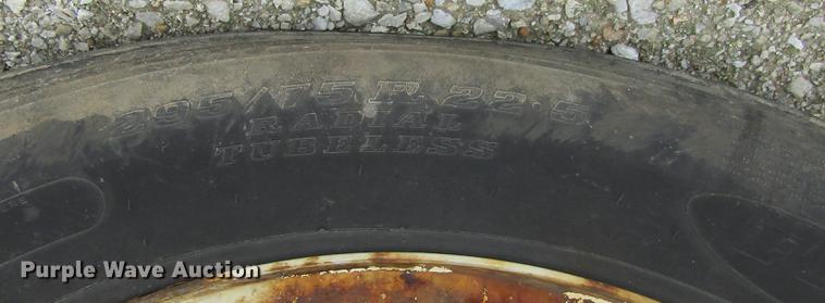 image for item DD2675 2005 International 4300 box ruck