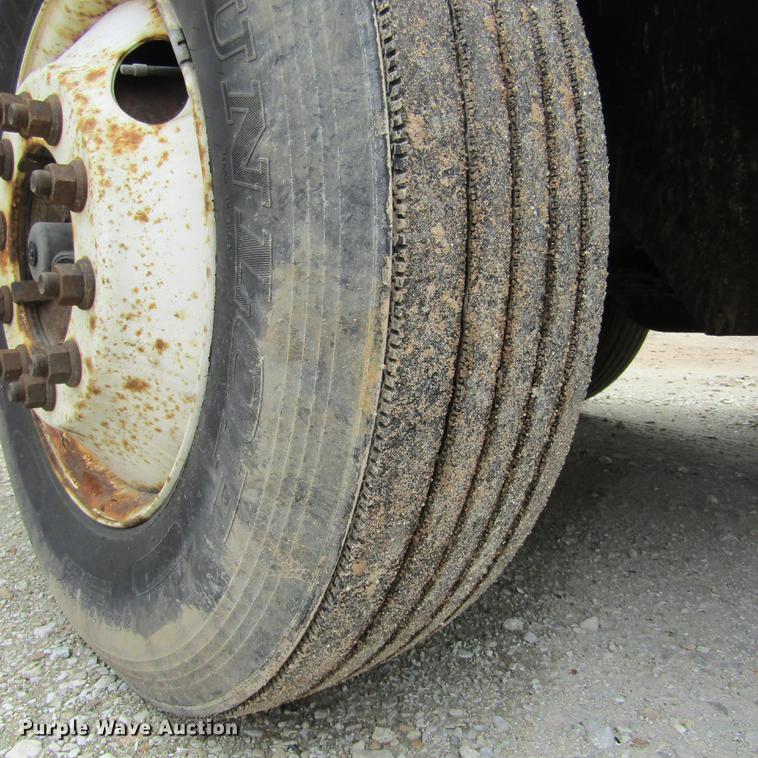 image for item DD2675 2005 International 4300 box ruck