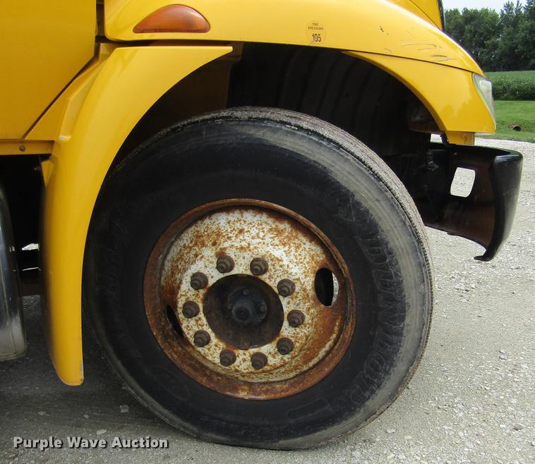 image for item DD2675 2005 International 4300 box ruck