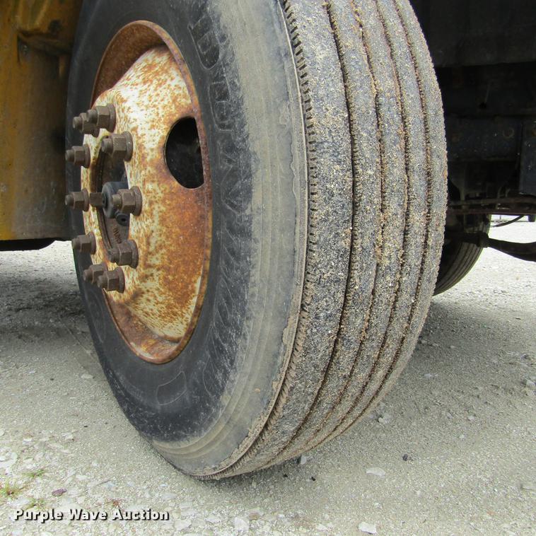 image for item DD2675 2005 International 4300 box ruck