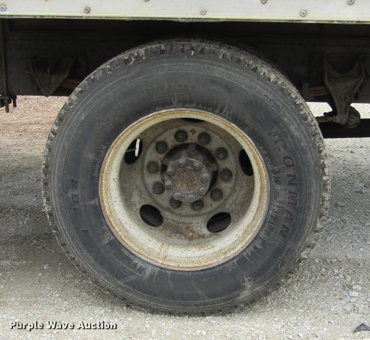 image for item DD2675 2005 International 4300 box ruck