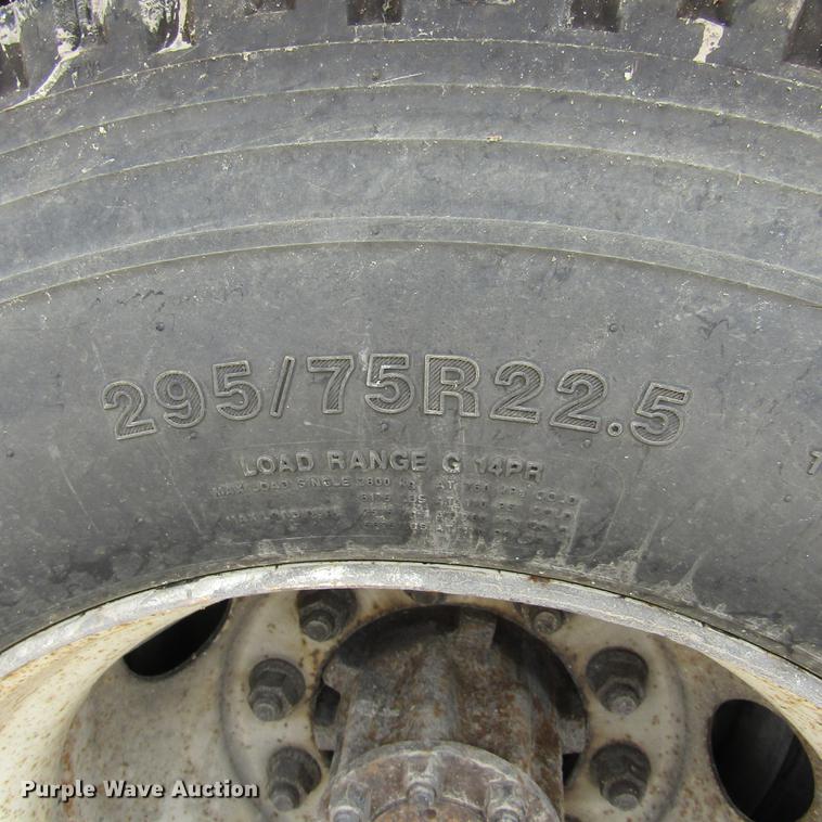 image for item DD2675 2005 International 4300 box ruck