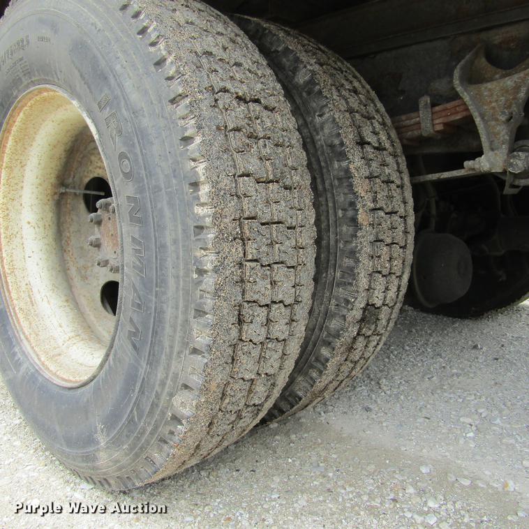 image for item DD2675 2005 International 4300 box ruck