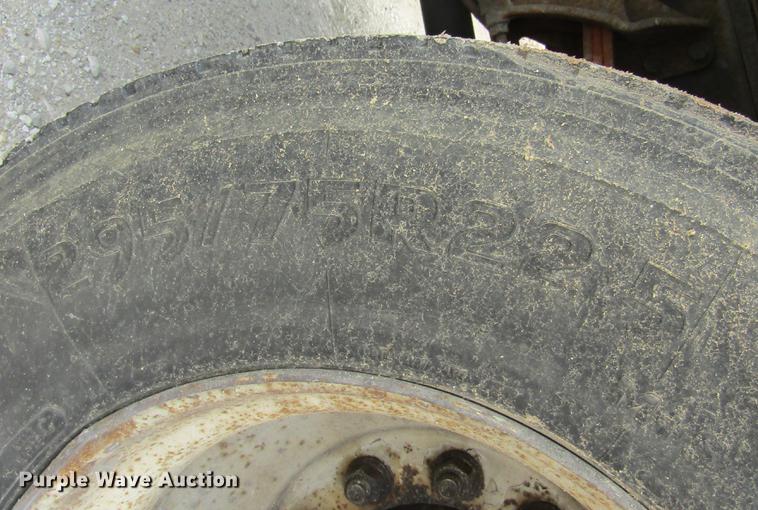 image for item DD2675 2005 International 4300 box ruck