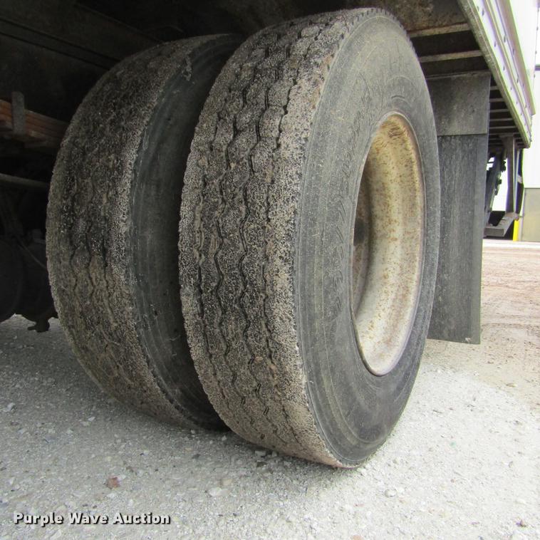 image for item DD2675 2005 International 4300 box ruck