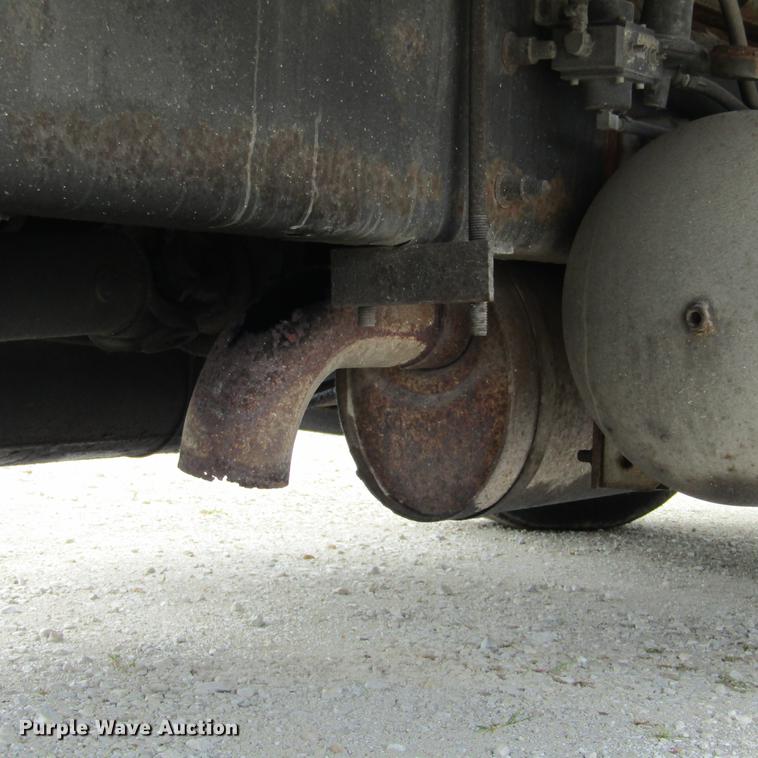 image for item DD2675 2005 International 4300 box ruck