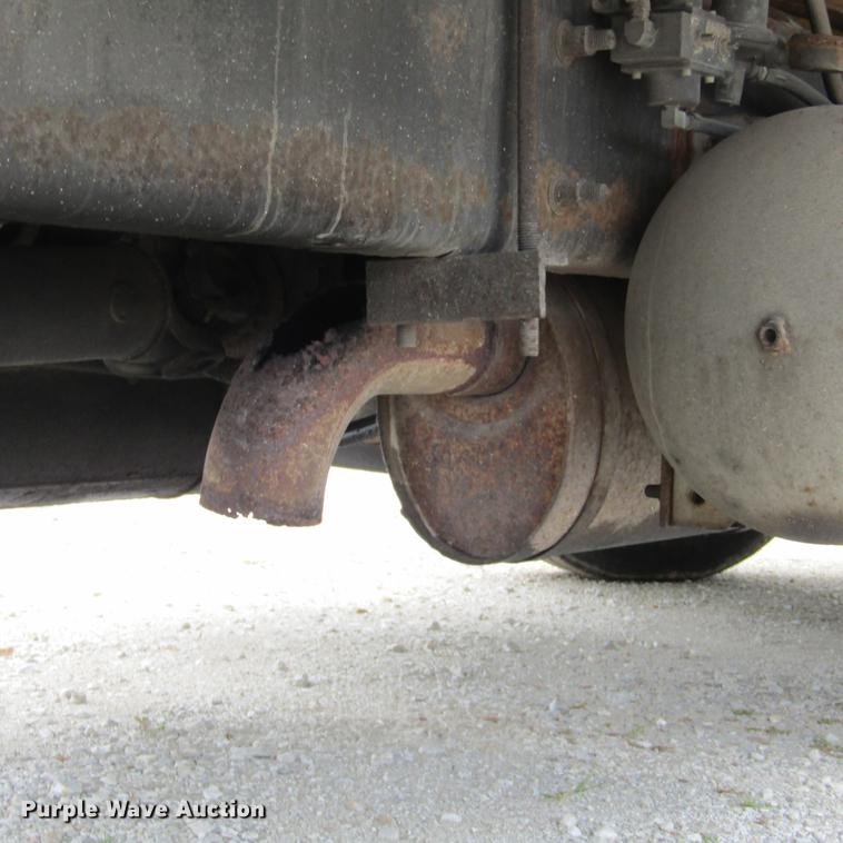 image for item DD2675 2005 International 4300 box ruck